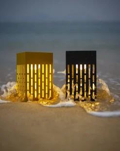 Best Lampe Solaire D'extérieur La Lampe Pose 04 Metal Jaune Metal Jaune / Led - Hybride & Connectee - Unisexe Led