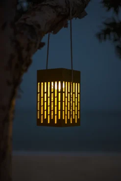 Best Lampe Solaire D'extérieur La Lampe Pose 04 Metal Jaune Metal Jaune / Led - Hybride & Connectee - Unisexe Led